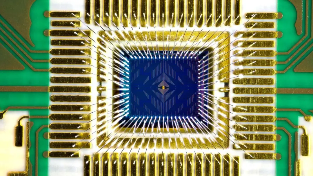 intel-quantum-chip-02-scaled-4106632684 (1)